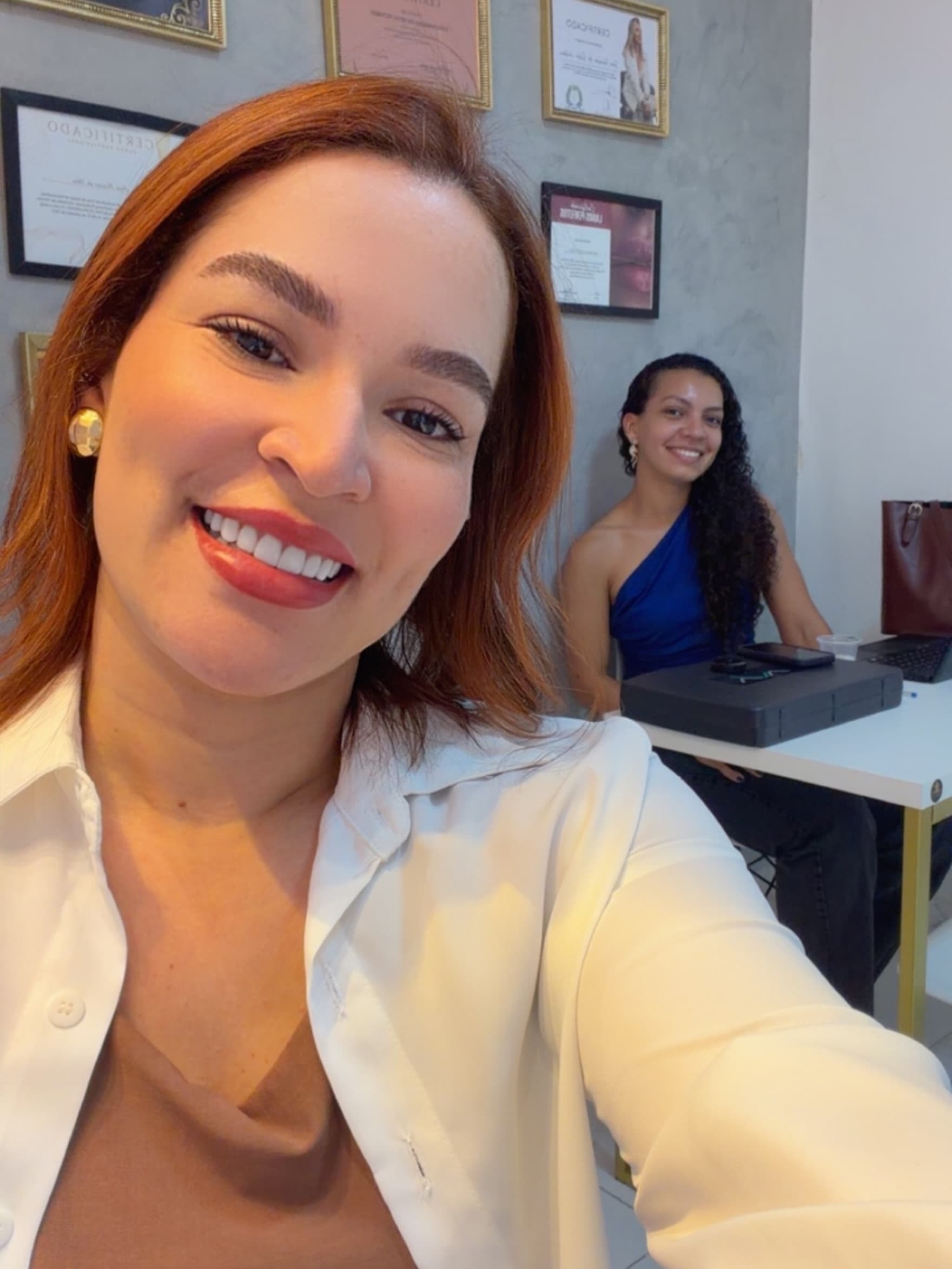 Ioná Victório no espaço de atendimento do Studio Bendita Micro — imagem de referência, sujeita à autorização.